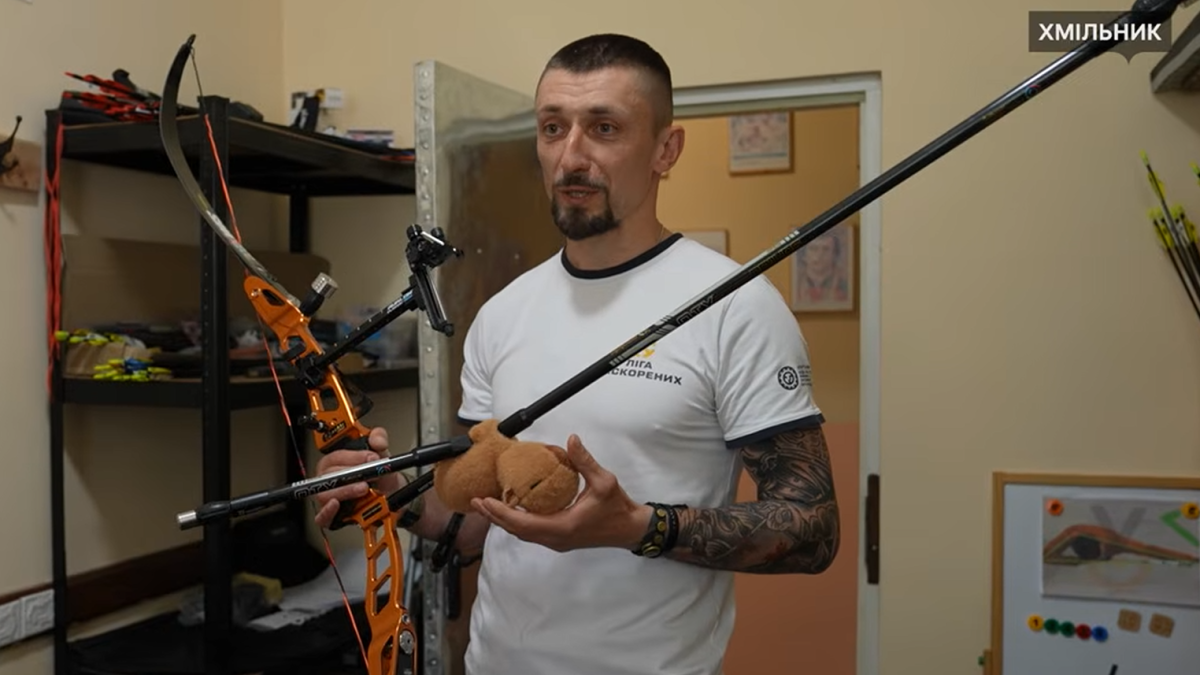 Після ампутації ноги ветеран із Вінниччини відкрив клуб стрільби з лука для дітей і побратимів