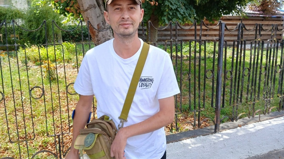 Чотири роки з уламком у голові: ветеран Олег Прус навчився ходити заново після важкого поранення