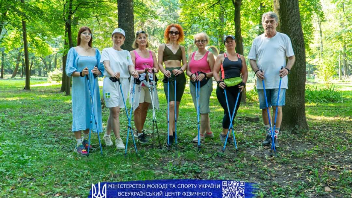 «Працюють 90 % м’язів» - у Чернівцях ветеранів запрошують на заняття зі скандинавської ходьби