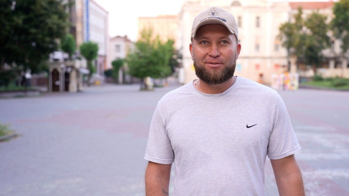 Більше 100 км на протезі: ветеран Петро Дудник вирушив у піший похід, щоб допомогти побратимам