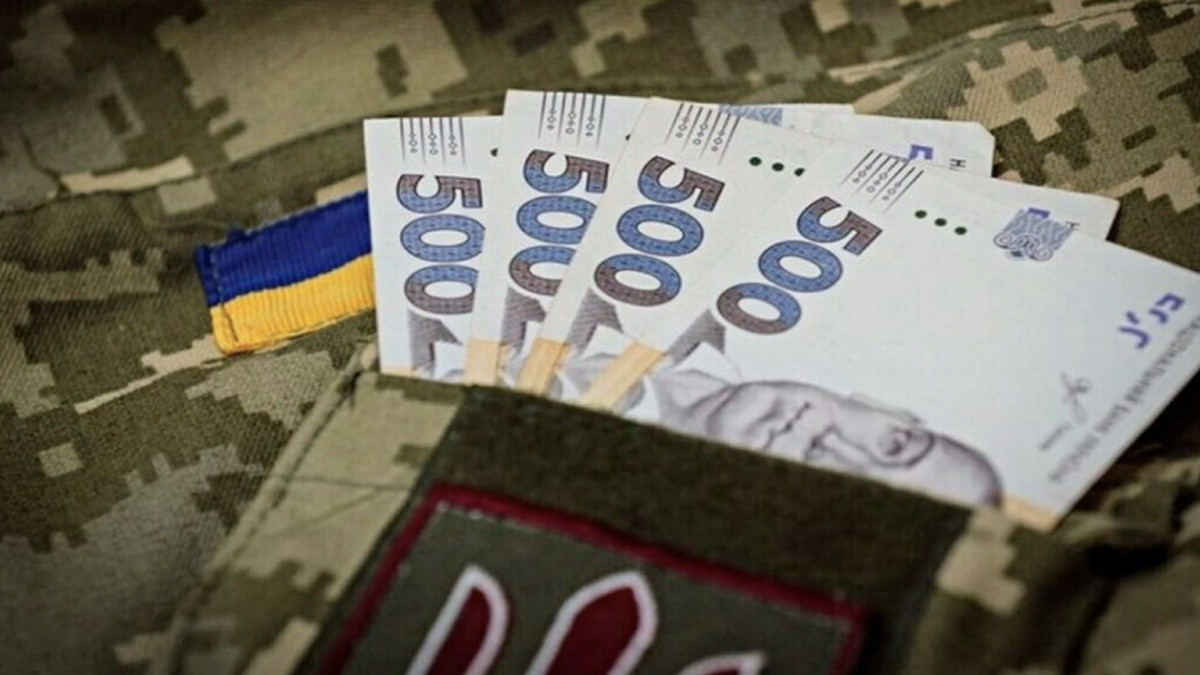 Оборонці та члени родин загиблих воїнів мають право на виплати за державні нагороди - деталі