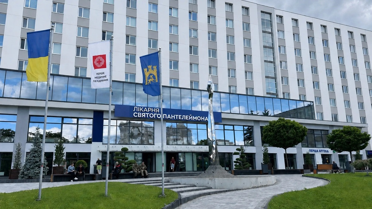 З полону повернувся на милицях: захиснику Маріуполя замінили кульшовий суглоб, який стерся за час війни