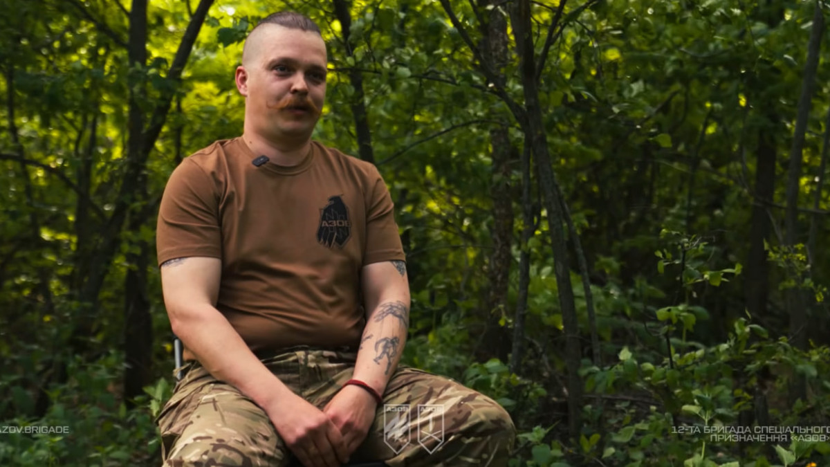 Бійці «Азову» допомогли евакуювати трьох цивільних, серед яких 100-річна бабуся