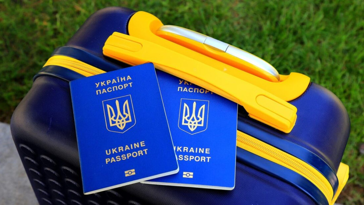 Чоловікам до 22 років можуть дозволити виїзд за кордон: Кабмін оновить правила вже сьогодні