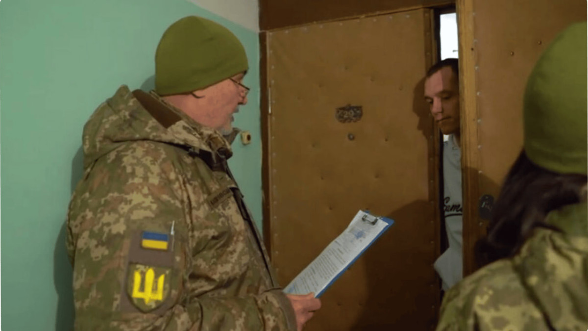 Чи має право ТЦК заходити у двір чи оселю – роз’яснення адвоката