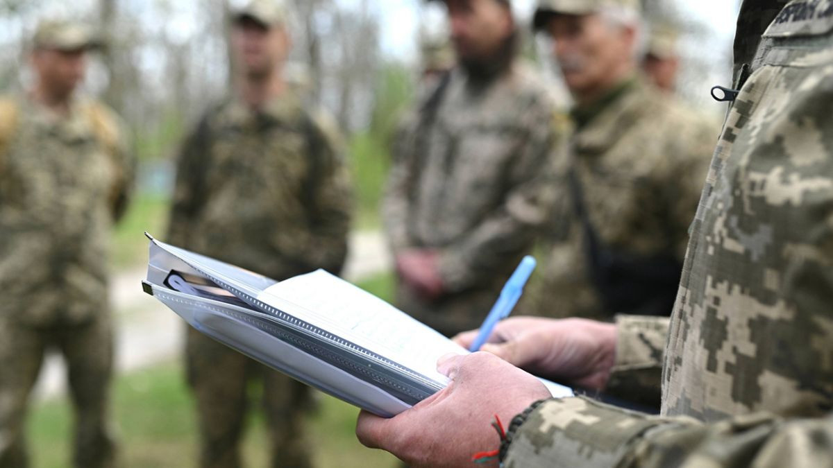 Заброньованого від мобілізації направляють на ВЛК: в яких випадках це законно, а коли - ні