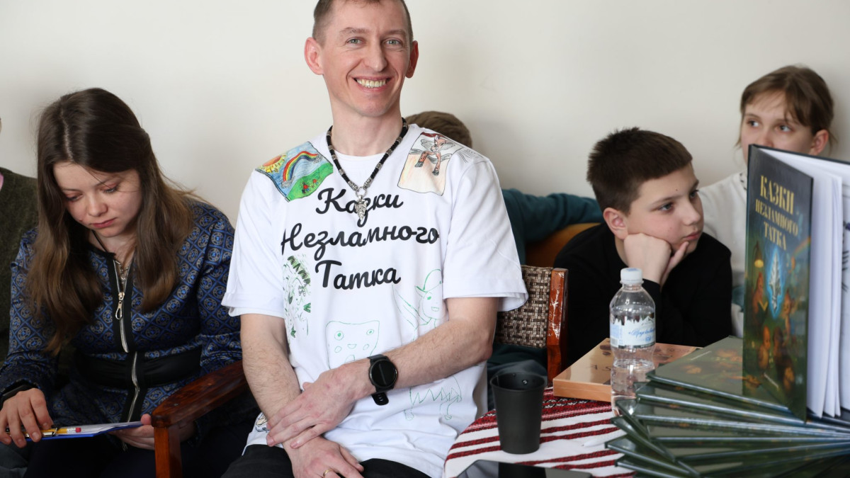 «Казки незламного татка» – у Хмельницькому ветеран представив свою першу книгу