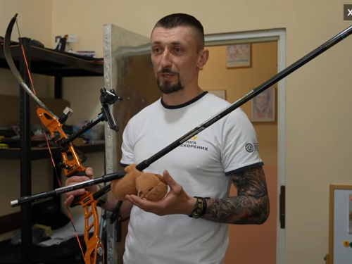 Після ампутації ноги ветеран із Вінниччини відкрив клуб стрільби з лука для дітей і побратимів