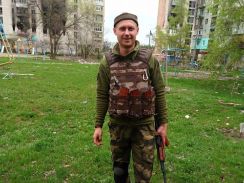 «Після поранення він розмовляв очима» – історія ветерана, який вже чотири роки заново вчиться говорити