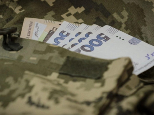 Одноразові виплати для військових від місцевої влади: від 10 до 50 тисяч – де і скільки отримують