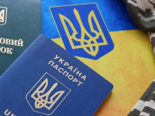 Чи можна батьку-одинаку виїхати з України без дитини: відповідь юристів