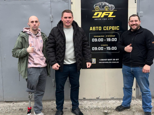 Допомагає людям з інвалідністю сісти за кермо: ветеран відкрив спеціалізований автосервіс у Хмельницькому
