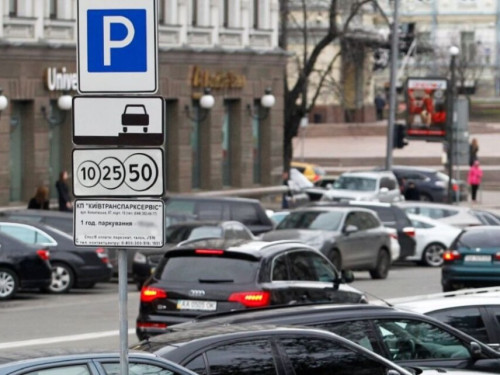 Паркінги у столиці стали безкоштовними для ветеранів та військових – як скористатися послугою