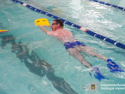 «Незламні у воді»: на Рівненщині поранені захисники проходять реабілітацію в басейні