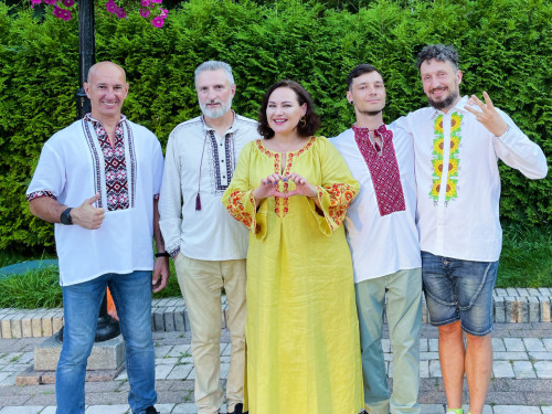 «Коли ми співаємо, ми живемо» - вокальна тренерка з Києва створила ветеранський гурт
