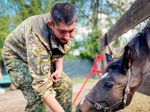 Психологічне, емоційне та фізичне відновлення: ветеранів у Львові запрошують на іпотерапію