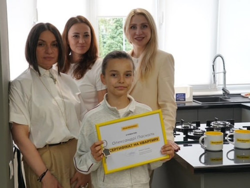 Нове житло для нових мрій: Олександра Паскаль, яка втратила ногу через обстріл Затоки, отримала квартиру від Ріната Ахметова