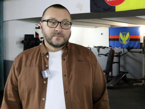 Військовий з Коломиї Андрій Спіров власноруч створює спортивні тренажери – подробиці