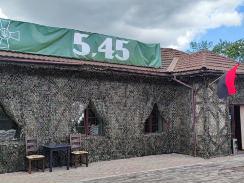 Чарки з гільз та маскувальні сітки на будівлі – ветеран створив перше в Києві кафе для військових