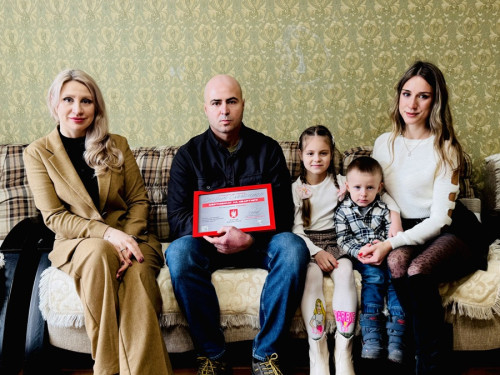 Пережив три зупинки серця при виході в полон: захисник Маріуполя Олександр Скорик отримав квартиру від 