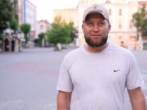 Більше 100 км на протезі: ветеран Петро Дудник вирушив у піший похід, щоб допомогти побратимам