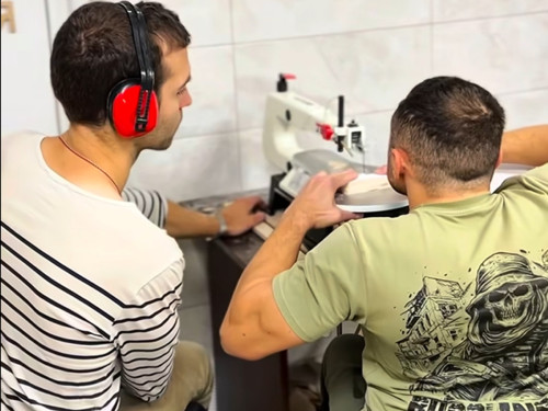 Реабілітація роботою з деревом: ветерани у Львові майструють унікальні крісла колісні
