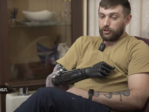 Після втрати руки захисник Донеччини продовжує 
