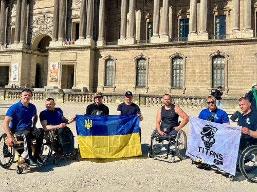 42 км на унікальних кріслах колісних: українські ветерани підкорили Паризький марафон