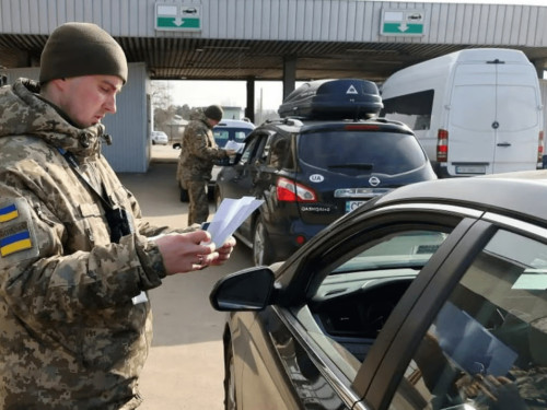 Волонтерів не пропустять – для чоловіків змінили правила виїзду за кордон
