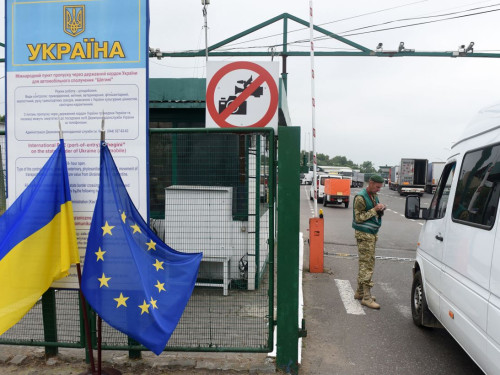 В Україні створили петицію за обмеження виїзду за кордон для жінок - що пропонували