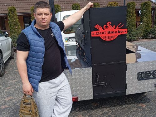 «Так готує м’ясо вся Америка» – як ветеран Сергій Галушко привчив Сарни до справжнього барбекю