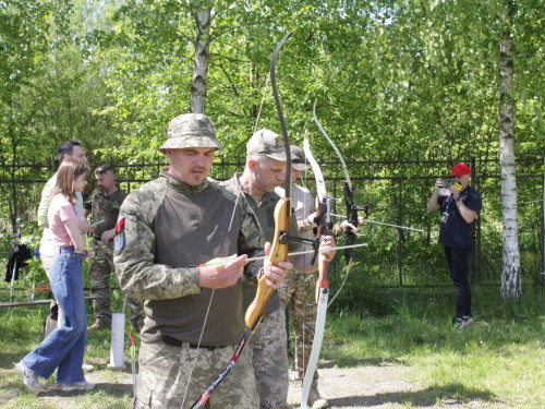 «Кожен в дитинстві був Робіном Гудом» – у Луцьку ветеранів запрошують стріляти з лука