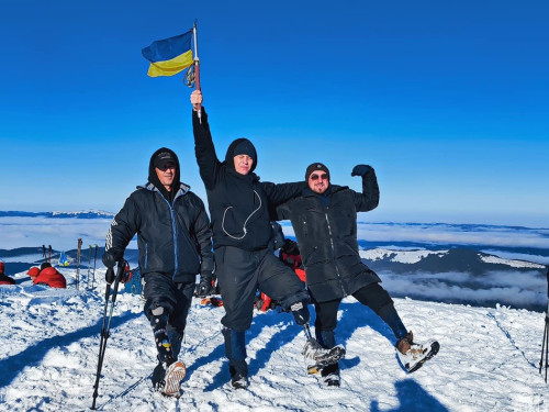 Перші  в Україні: ветеран Андрій Ільїн з побратимами підкорили зимову Говерлу на протезах