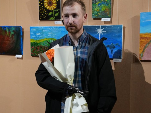 Ветеран, який втратив обидві руки, відкрив виставку картин – історія Володимира Симанишина