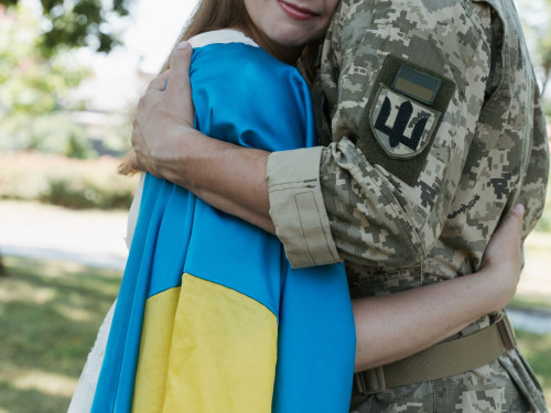 Дружини та чоловіки військовослужбовців мають право на відпустку поза графіком – подробиці