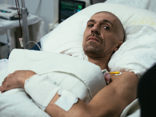 42 доби з турнікетом на розтрощеній нозі: у Харкові врятували захисника з важким пораненням