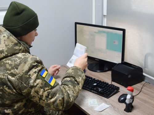 Виїзд за кордон чоловіків до 23 років – чи потрібно пред’являти військово-обліковий документ