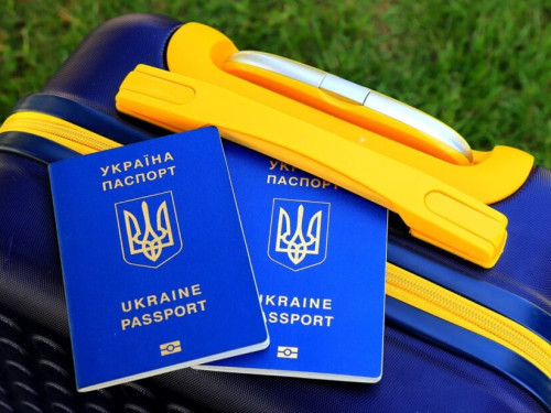 Чоловікам до 22 років можуть дозволити виїзд за кордон: Кабмін оновить правила вже сьогодні