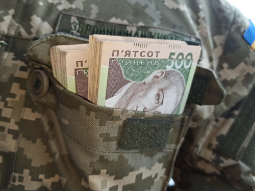 300 тис. грн на передовій і від 30 тис. грн у тилу – в ЗСУ обіцяють підвищення зарплат